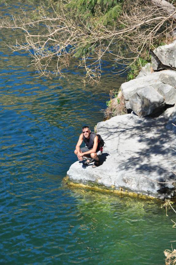 Checando a cor da água do lago Atitlán San Marcos La Laguna, na Guatemala